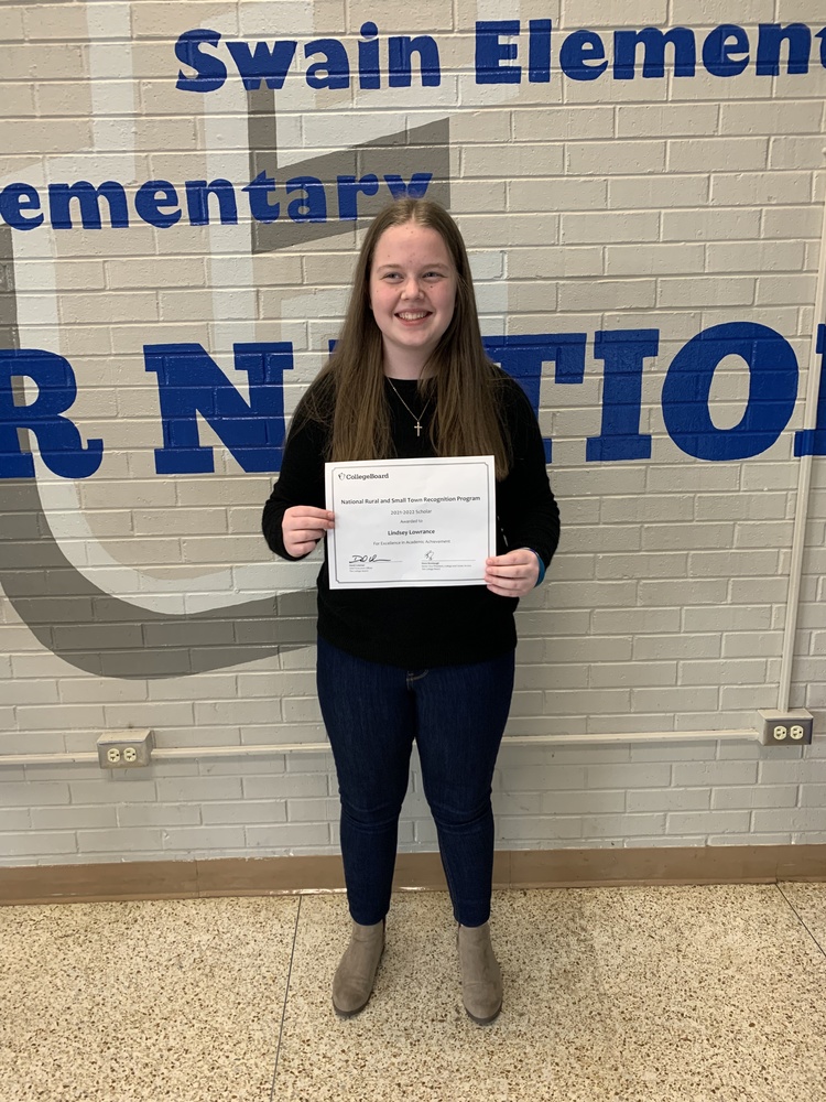 Student Lindsey Lowrance holding a certificate